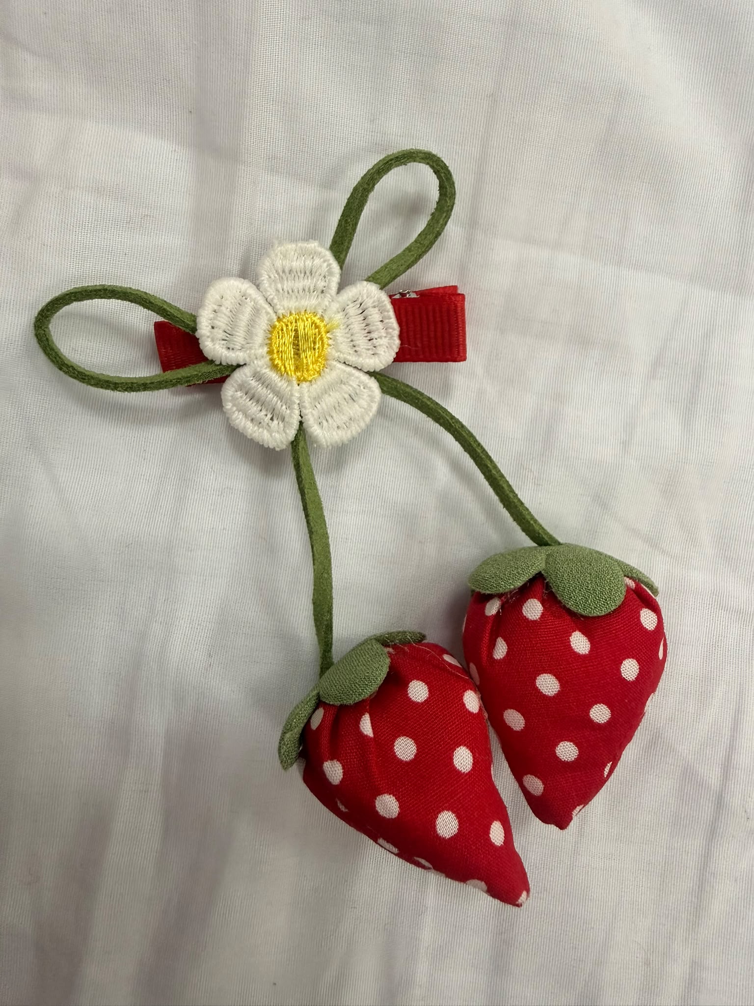 bac8f72c-1920-4253-b30e-71e1a933a0a1 strawberry hair bow - الصورة 1